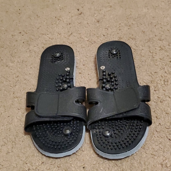 Acupressure sandals to help relieve pain - Picture 2 of 3